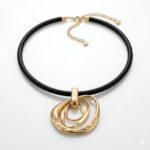 COLLAR DIJE DORADO COLLAR NEGRO ART 55156 DAO